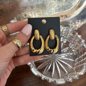 Vintage gold tone ribbed dangle stud earrings